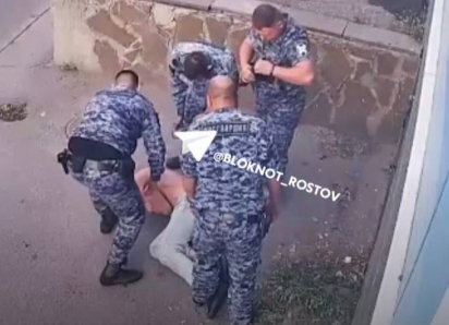 На набережной Ростова мужчину сначала избили неизвестные, а затем и сотрудники Росгвардии