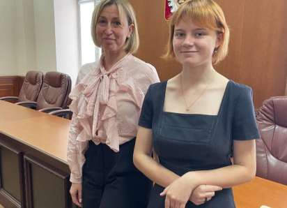 Девочка из детдома, после суда над отцом, мечтает стать адвокатом