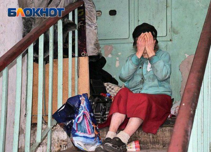 «Она не одуванчик»: в Ростове старушка с синдромом Плюшкина завалила многоэтажный дом мусором и спит в подъезде