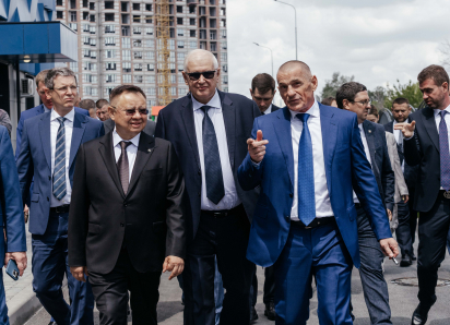 В Ростове стройплощадку школы в «Левобережье» посетил министр строительства и ЖКХ РФ Ирек Файзуллин