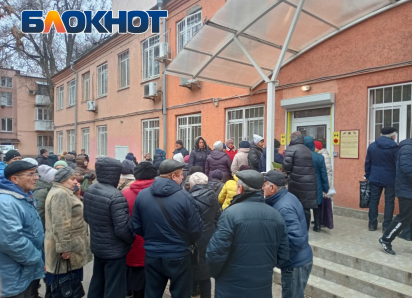 Желающие получить выплаты беженцы часами стоят в Ростове возле зданий соцзащиты