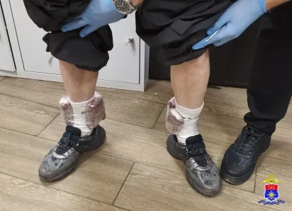 Ростовчанина задержали на вокзале Петербурга с крупной партией запрещёнки, примотанной к ногам