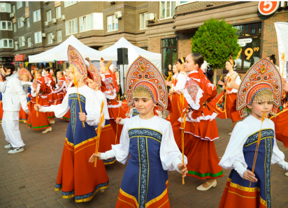 В магазинах «Пятёрочка» ростовчане погружались в мир слепых, учились медпомощи и готовили пряники для дома престарелых 