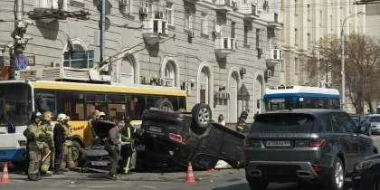 В центре Ростова авария с тремя машинами и троллейбусом парализовала город