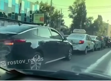 В Ростове на улице Красноармейской столкнулись шесть машин