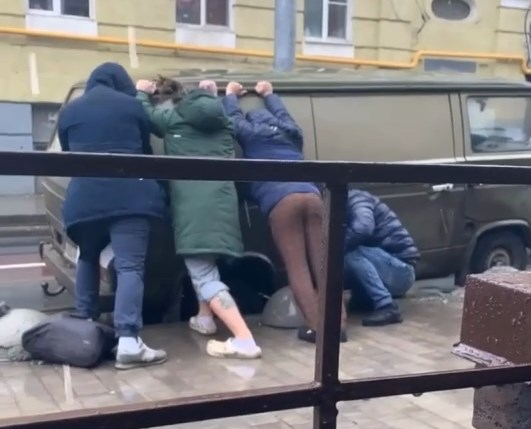 В центре Ростова фургон провалился колесом в ливневку