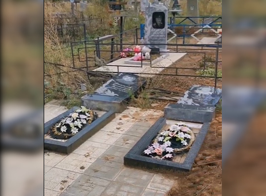 На новом кладбище Каменска-Шахтинского неизвестные разрушили несколько надгробий