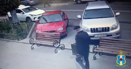 Двое мужчин угнали у жителя Ростова Land Cruiser Prado