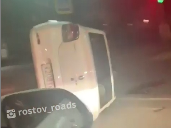 В Ростове иномарка перевернулась на бок после ДТП