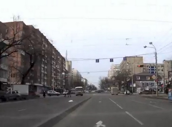 В Ростове оштрафован водитель маршрутки, проехавший на красный и едва не сбивший пешеходов