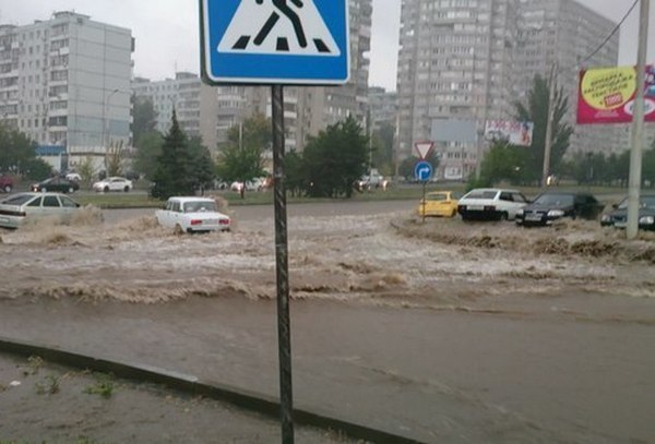 В Ростове из-за ливня оказались затоплены улицы: машины тонут в потоках воды. Видео