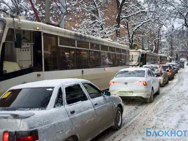 Выпавший снег вновь парализовал движение в Ростове-на-Дону
