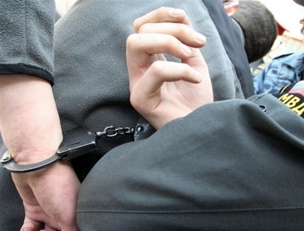 На Дону грабителя, напавшего на полицейских с гвоздодером при задержании, остановили с помощью пистолета