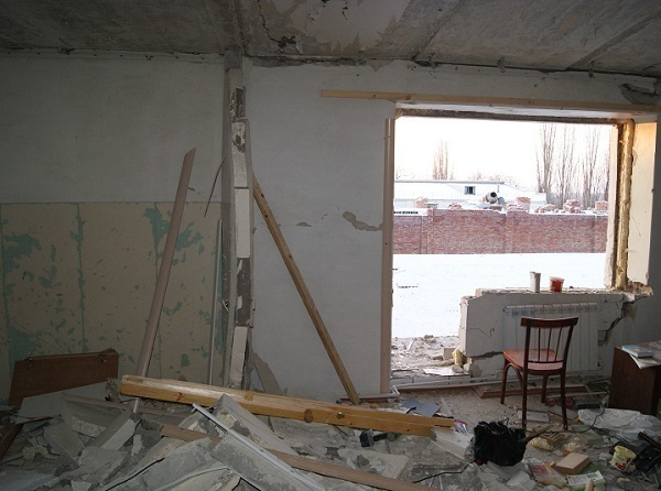 В Шахтах трое рабочих пострадали при взрыве газа, монтируя потолки в квартире