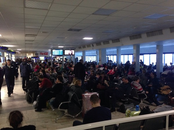 Более тысячи пассажиров застряли в аэропорту Ростова из-за снегопада