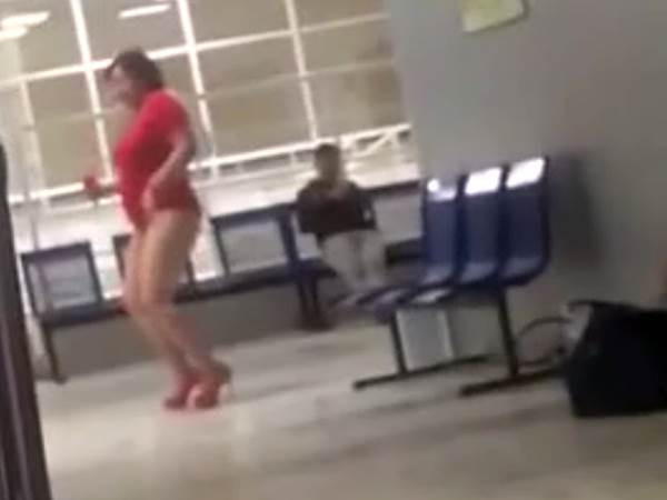 В аэропорту Ростова пассажирка в купальнике устроила эротические танцы. Видео