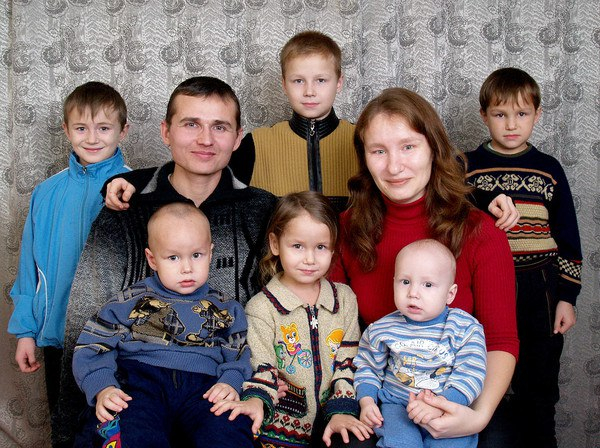 Дом без газа, школа за два километра и отписки чиновников: многодетная семья из Ростовской области жалуется на равнодушие властей