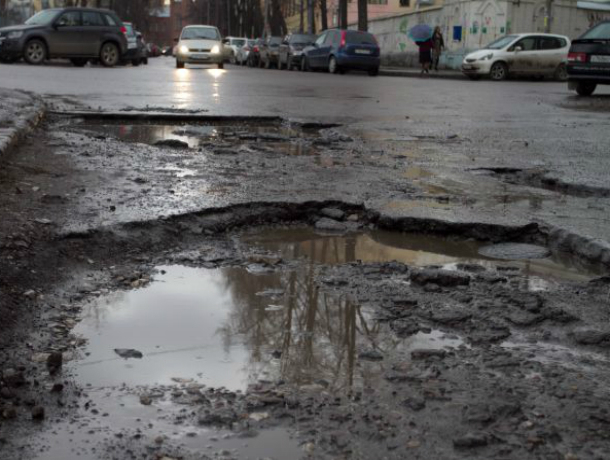 Жители Ростова потребовали мэрию прекратить праздновать: «дороги как после бомбежки»