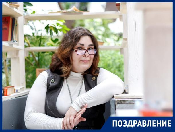 Талантливую журналистку Юлию Манойлину поздравляют друзья и коллеги