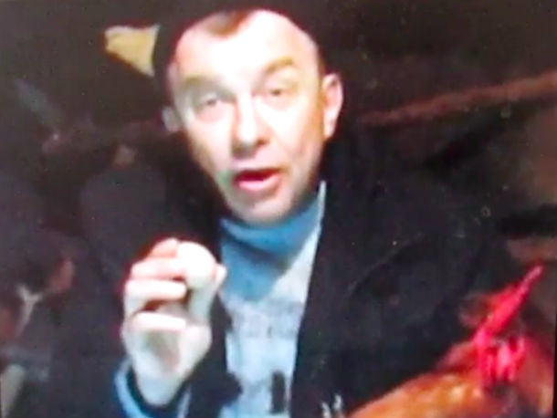 Сидя в курятнике с яйцом, депутат-единоросс из Ростовской области пригрозил на видео: «петух проклюет вам мозги»