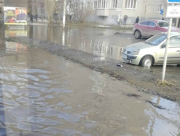 Перебираться вплавь по зловонным грязным рекам пришлось пешеходам в Ростовской области