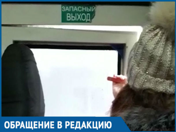 Держать сломанную дверь, чтобы не выпасть из маршрутки, пришлось пассажирам в Ростовской области