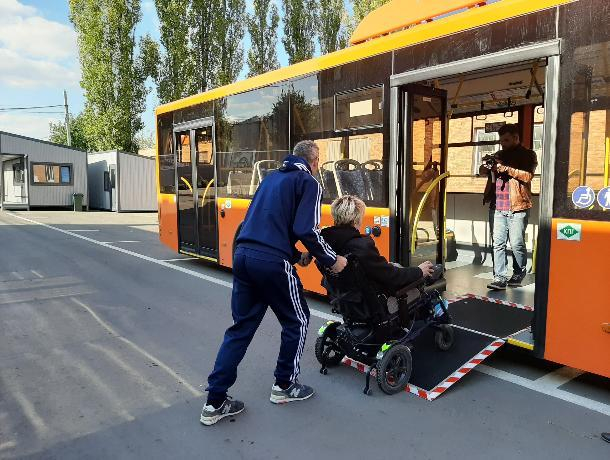 Водителей автобусов в Ростове научили обращаться с маломобильными гражданами