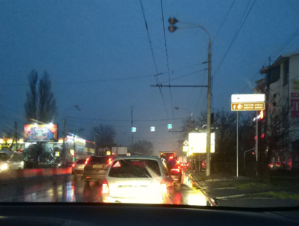 Не по правилам установленный рекламный знак создает опасность для проезда перекрестка в Ростове