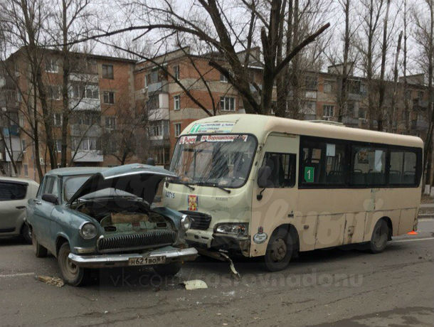 Двое человек серьезно пострадали в ДТП с маршруткой и раритетной «Волгой» в Ростове