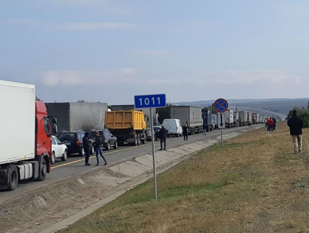 Сотни автомобилей застряли в огромной пробке на трассе М-4 под Ростовом