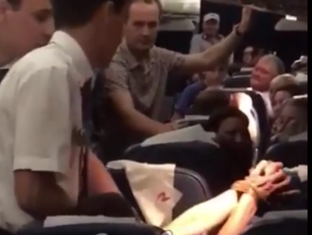 Напившегося в туалете виски ростовского пассажира пришлось связать в самолете