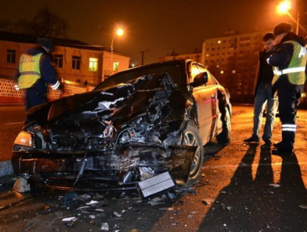 Две девушки получили ранения в лобовом столкновении на встречке Volkswagen и BMW в Ростовской области