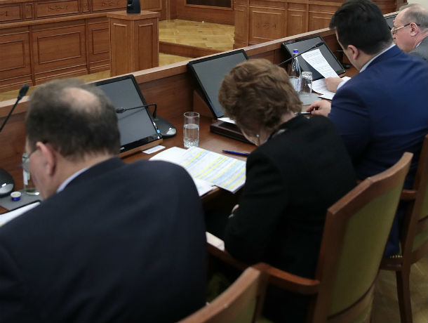 В Ростовской области принято решение поднять зарплату чиновникам
