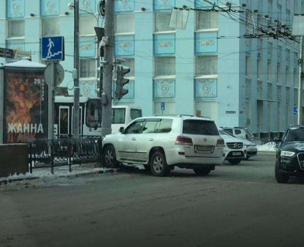 Дорогой внедорожник столкнулся с «Рено» и врезался в светофор в Ростове