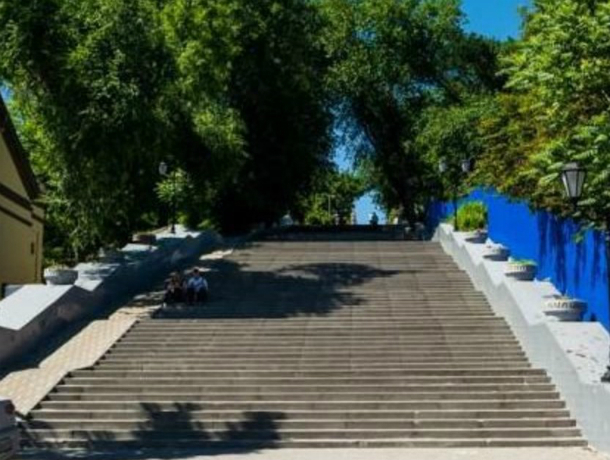 Подъемник для инвалидов появился на Казанской лестнице в Ростове