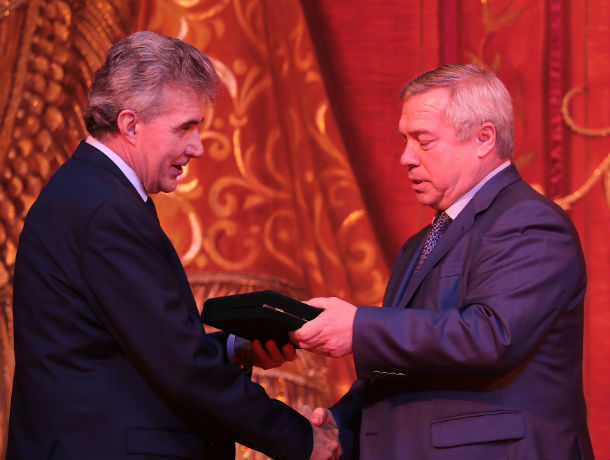 Губернатор Ростовской области подарил музыкантам концертный рояль YAMAHA