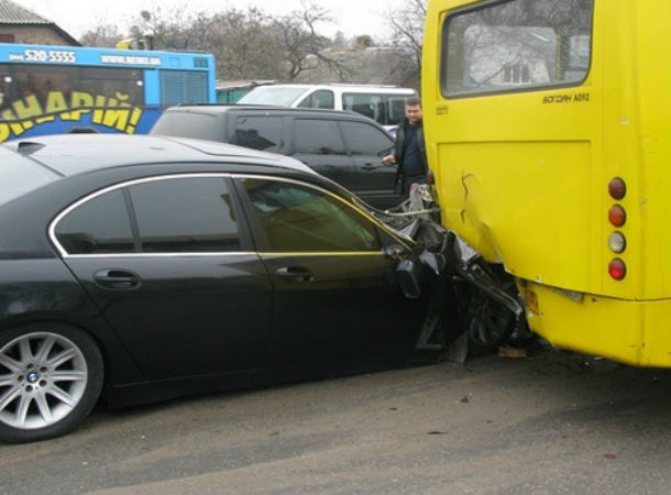 Элитная иномарка врезалась в автобус с пассажирами в центре Ростове