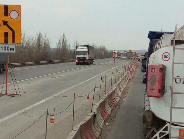 В гигантскую многокилометровую пробку встали машины на трассе М4 «Дон» под Ростовом