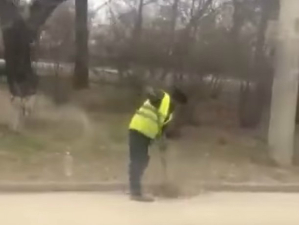 Возмутительная уборка дороги коммунальщиком в Ростове попала на видео