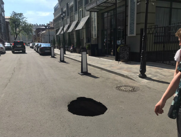 Ростовчане рискуют провалиться в дорожную яму на переулке Соборном