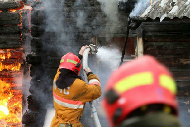 Пенсионерка получила ожоги во время пожара в жилом доме в Ростовской области
