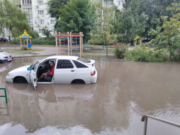 Ростов затопило после сильного дождя