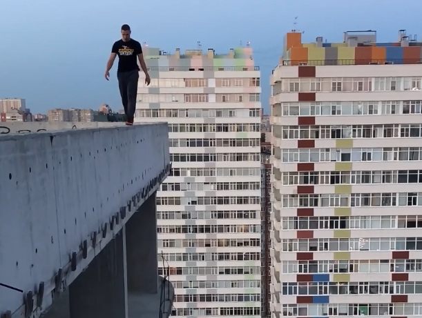 Ростовский экстремал отжался на краю крыши 20-этажного здания