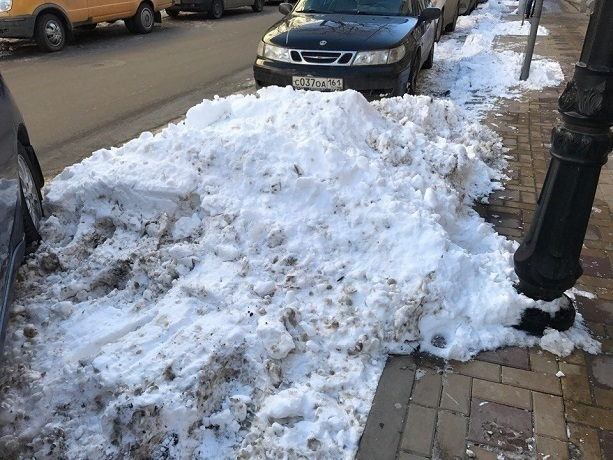 Огромные снежные завалы на бесплатных парковках в центре города возмутили ростовчан