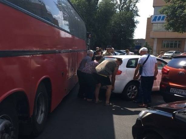 Ростовские богатыри за минуту убрали с дороги машину автохамки