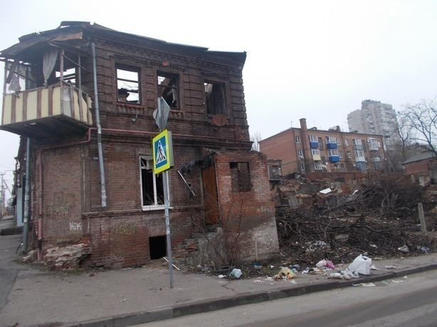 Жители Ростова превратили территорию у сгоревших построек в свалку для мусора