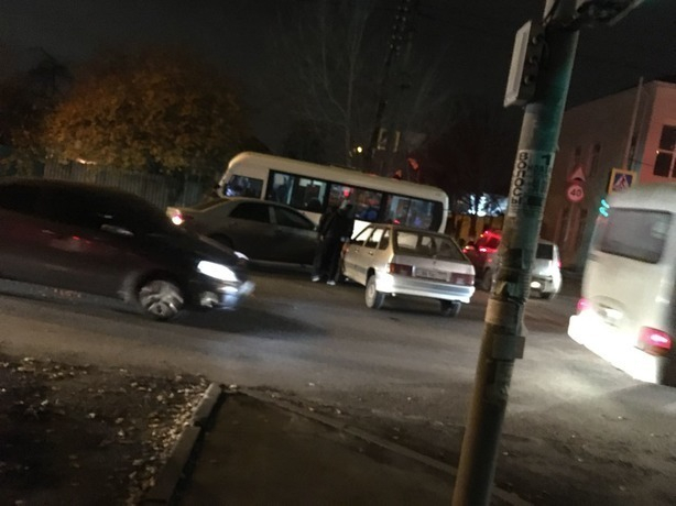 Пассажиры ростовской маршрутки оказались «заложниками» в нелепом ДТП