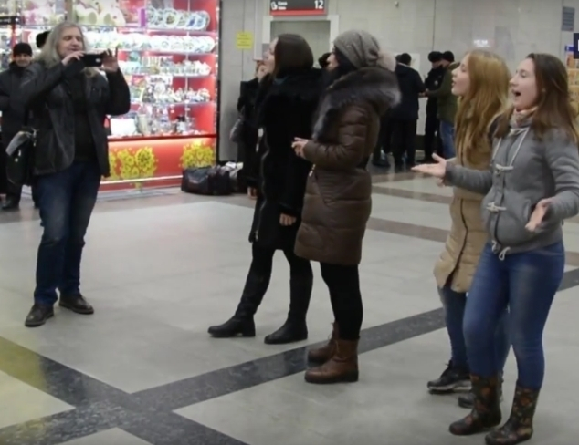 Девушки на ростовском вокзале устроили песенный флешмоб в честь СССР, который сняли на видео