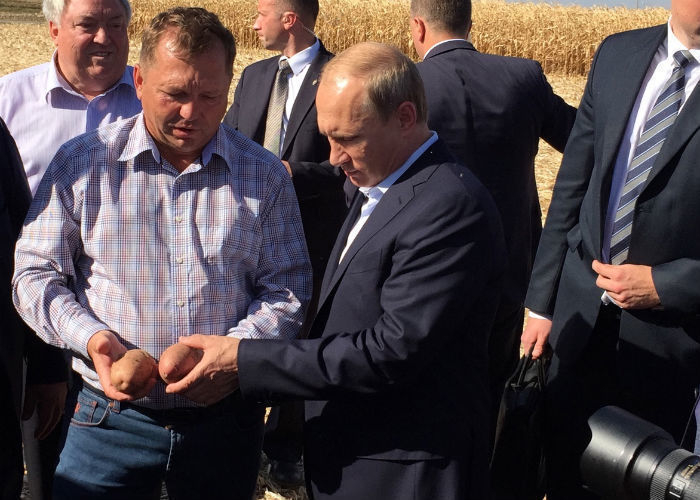 Владимиру Путину показали донскую картошку в Семикаракорске