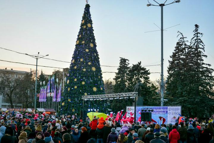 Власти Ростова засекретили спонсора концерта Карауловой и DJ Groove